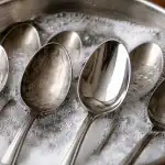 Aduceți înapoi strălucirea lingurițelor pătate în câteva minute, fără substanțe chimice aduceti-inapoi-stralucirea-linguritelor-patate-in-cateva-minute-fara-substante.png