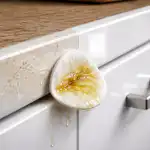 Mulți oameni se confruntă zilnic cu această problemă enervantă - un strat lipicios neplăcut pe fațadele bucătăriilor, resturile de bandă adezivă din fabrică pe plasticul nou sau depuneri grase pe telecomanda televizorului. Degetele se lipesc neplăcut, iar încercarea de a le îndepărta cu apă cu săpun nu face decât să împrăștie masa lipicioasă pe o suprafață mai mare. În mulții mei ani de practică în domeniul curățeniei, m-am confruntat cu această situație de mii de ori și am dezvoltat un algoritm de siguranță care distruge însăși structura stratului lipicios fără a cumpăra solvenți agresivi. multi-oameni-se-confrunta-zilnic-cu-aceasta-problema-enervanta.png